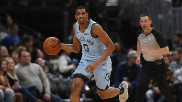 NBA新秀观察：状元秀首战亮眼（NBA新秀速递：状元首秀大放异彩）