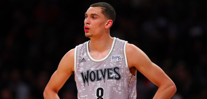 晕头转向！东契奇借掩护突破连续虚晃 抛传助攻艾顿吃饼放篮（东契奇借掩护强突连晃，抛传妙助艾顿轻松吃饼上篮）