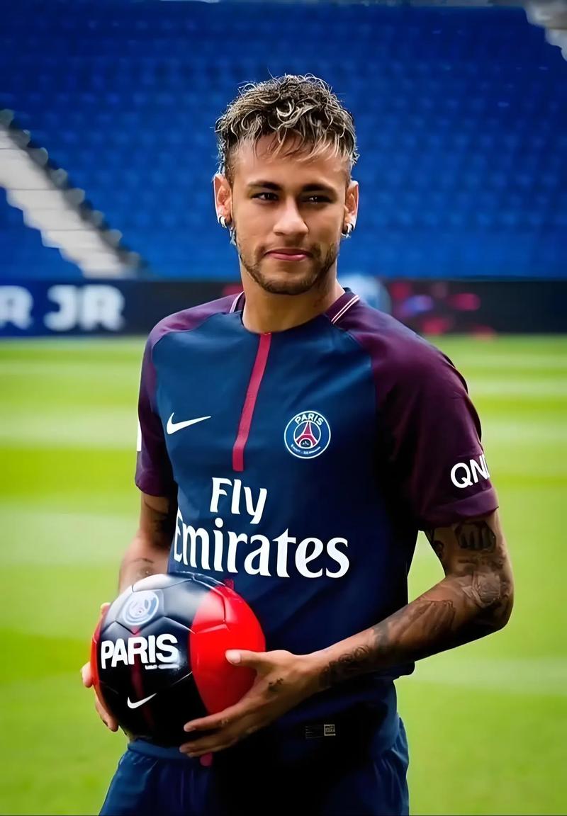 成都蓉城在中超和足协杯表现不佳，古尔芬克尔可能离队，周定洋面临续约问题，俱乐部需补强阵容。（双线低迷的成都蓉城：古尔芬克尔或离队、周定洋续约成疑，补强迫在眉睫）