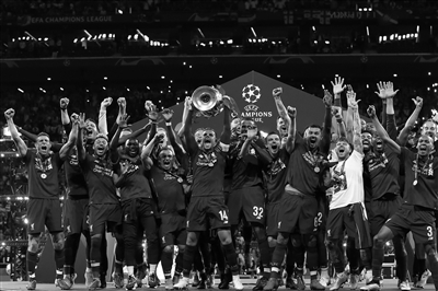 皇马本泽马梅开二度助球队取胜（本泽马独中两元助皇马全取三分）