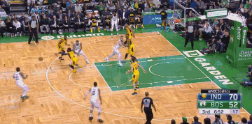 德里克·怀特闪耀全场，助力球队胜利（德里克·怀特大放异彩，领衔球队取胜）