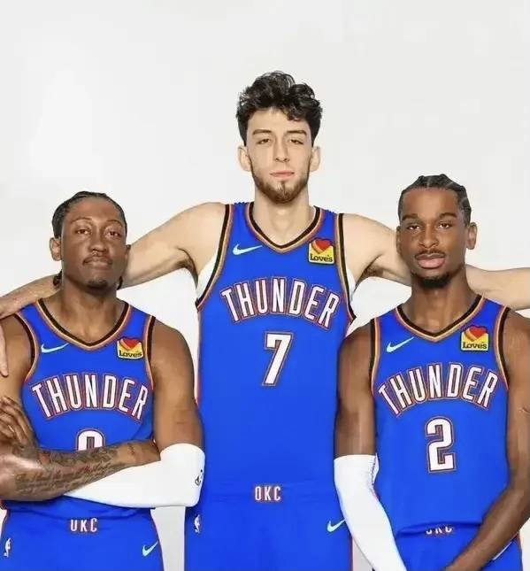 东契奇这是进攻万花筒防守千疮百孔（东契奇进攻千变万化，防守漏洞百出）