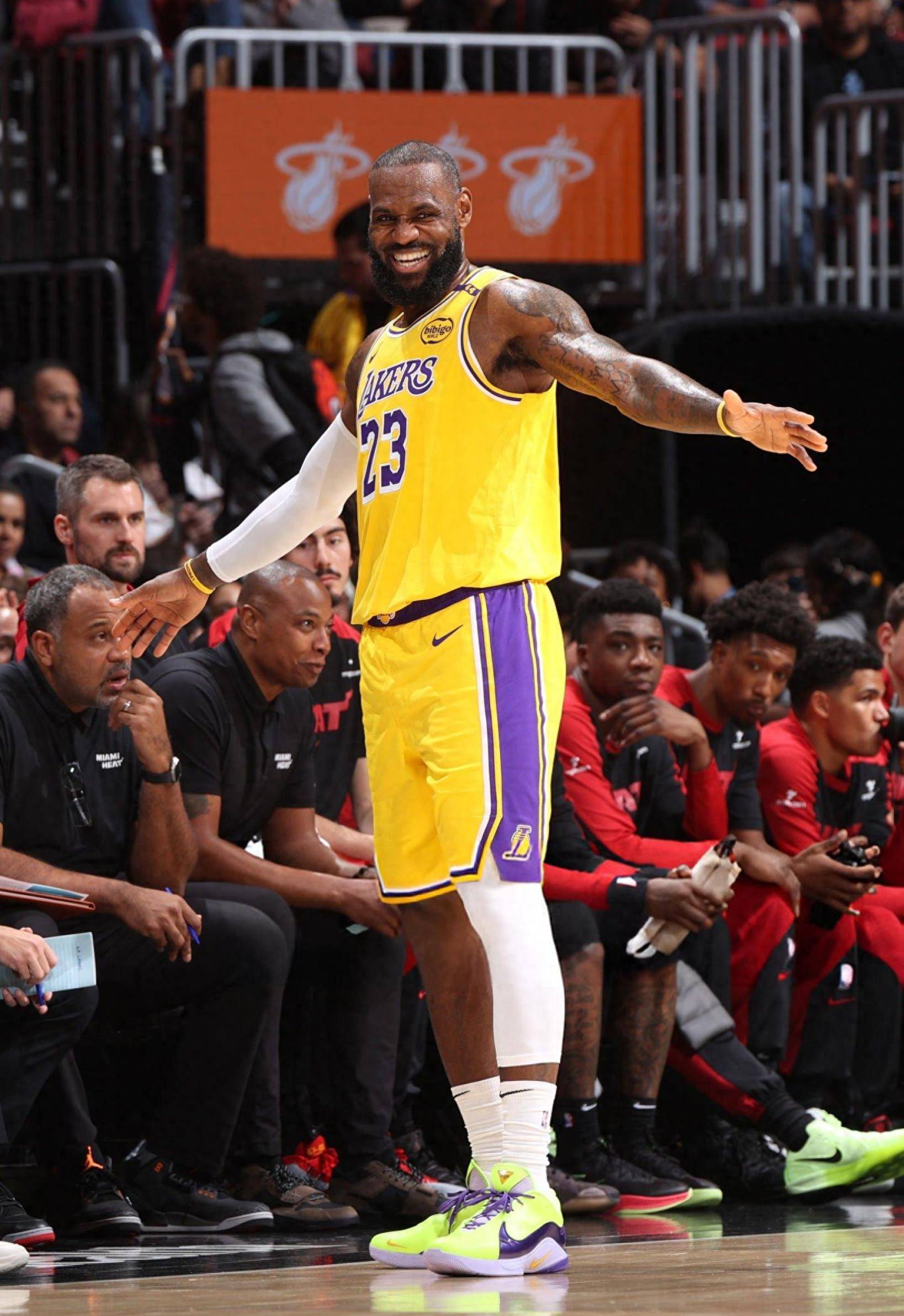 76人更新伤病报告：马克西对阵步行者降级为出战成疑（76人最新伤情：马克西战步行者被列为出战成疑）