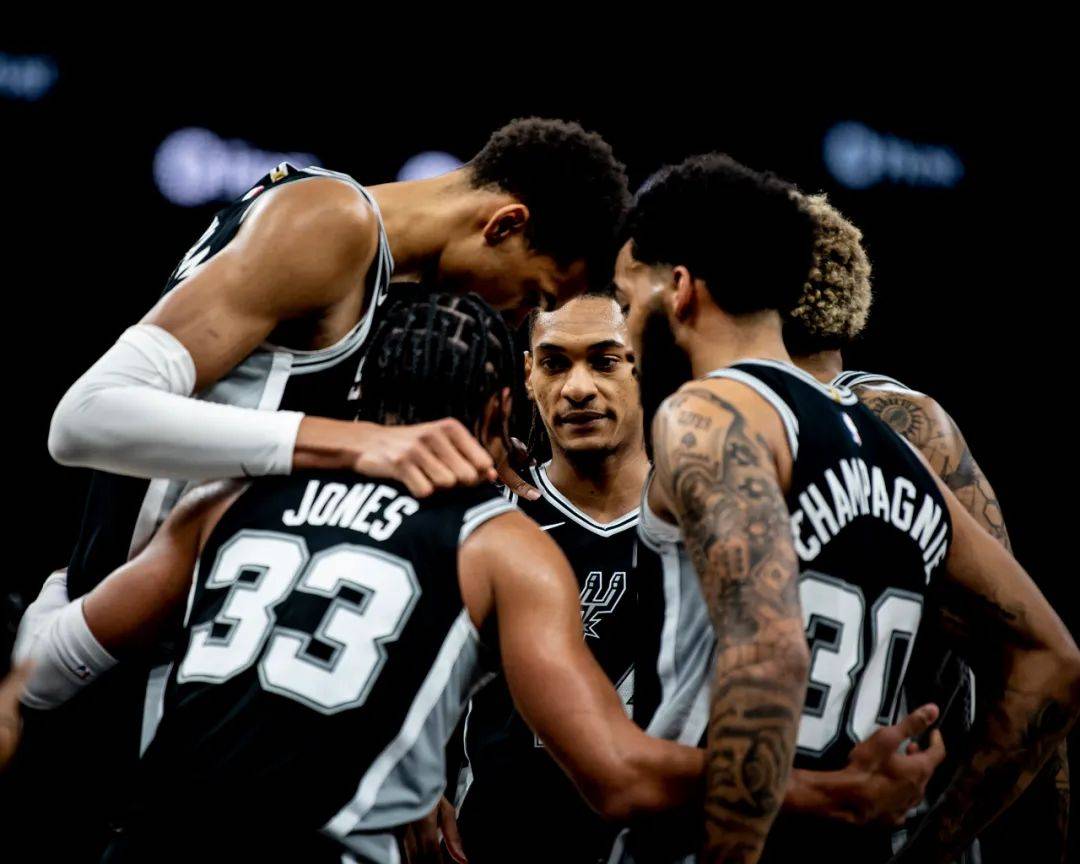 小贾伦半场神勇，高效输出助球队逆袭（小贾伦半场发威，高效火力助球队完成逆转）