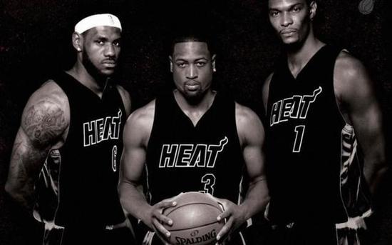 徐杰怒起单臂暴力摘板 张文逸张手三分命中&杜锋大吼“好球”！（徐杰单臂强势抢板 张文逸抬手三分命中 杜锋场边高喊好球）