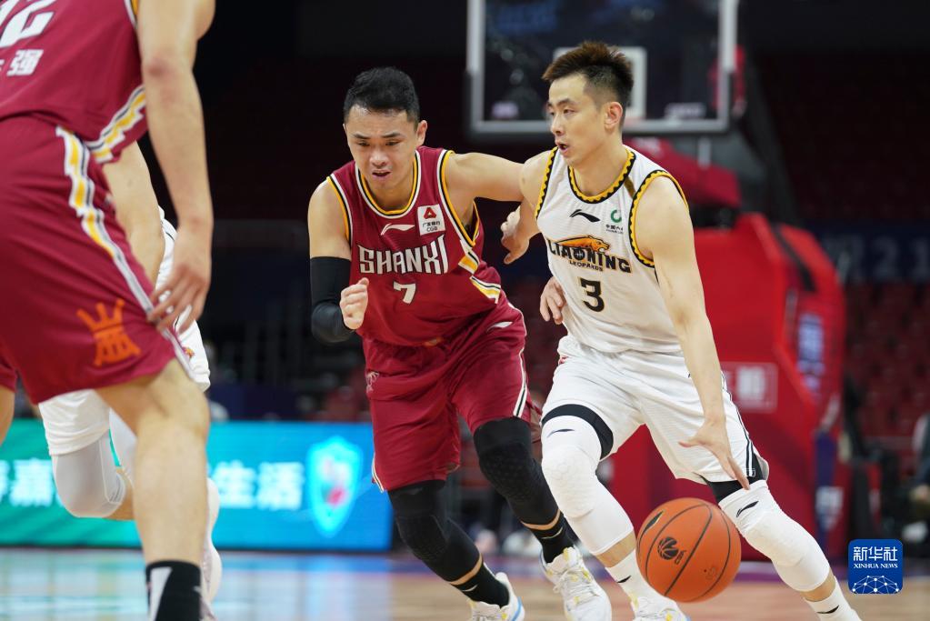 内马尔赛前牵着自己的女儿马维入场，之后还给女儿比心（赛前温情一幕：内马尔牵女儿马维入场并隔空比心）