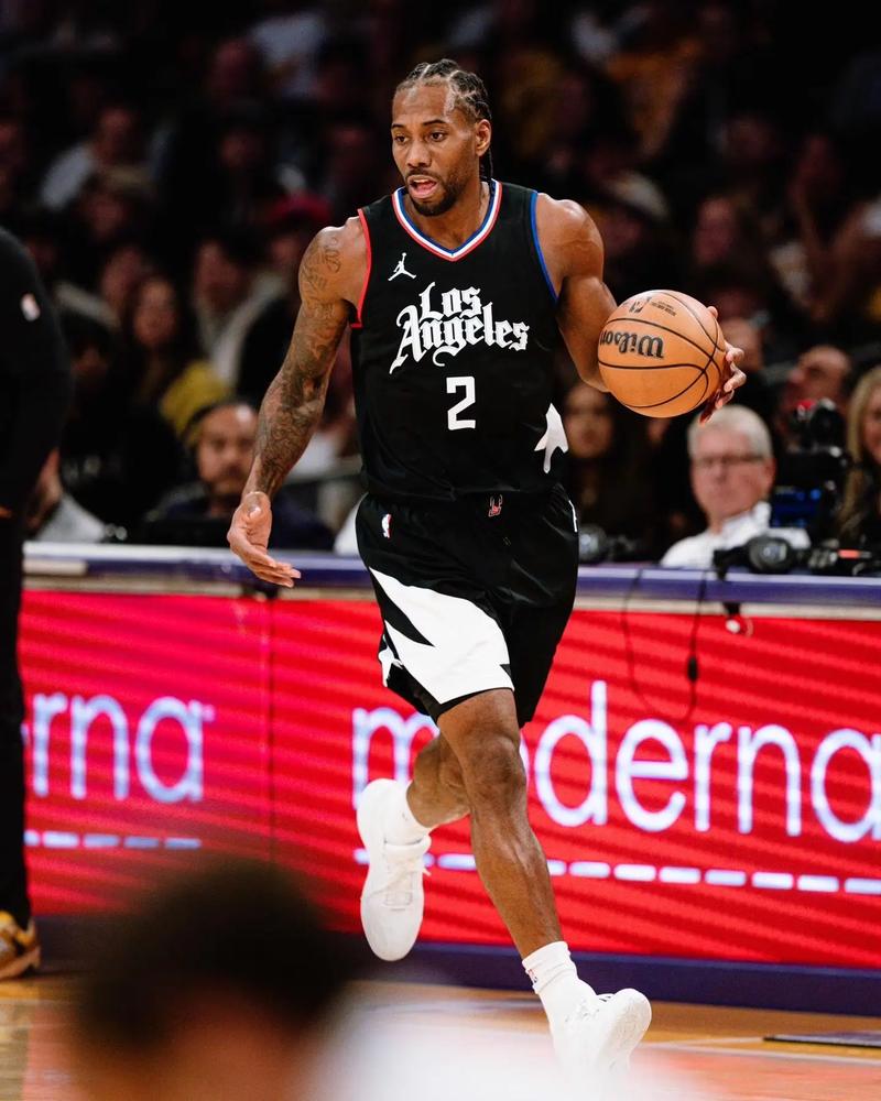 继续对轰！湖人范德比尔特三分+补篮 杜兰特联手阿门连拿7分回应（飙分大战再度上演：湖人范德比尔特三分+补篮，杜兰特携手阿门连砍7分回击）