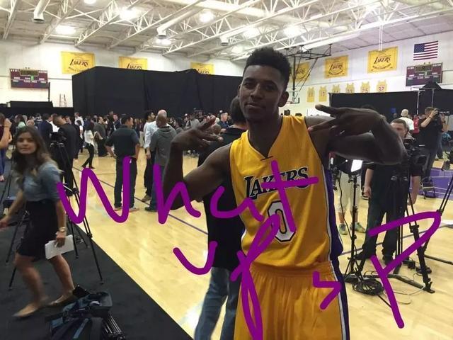 每体：卡萨多腹股沟有些刺痛，初步看来情况并不严重（每体：卡萨多腹股沟出现轻微刺痛，初步判断无大碍）