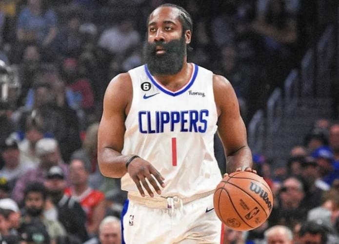 状元本色！弗拉格篮下接球原地起跳 单臂举火烧天暴扣惊艳全场（状元风采尽显！弗拉格篮下接应原地起飞，单臂擎天重扣惊艳全场）