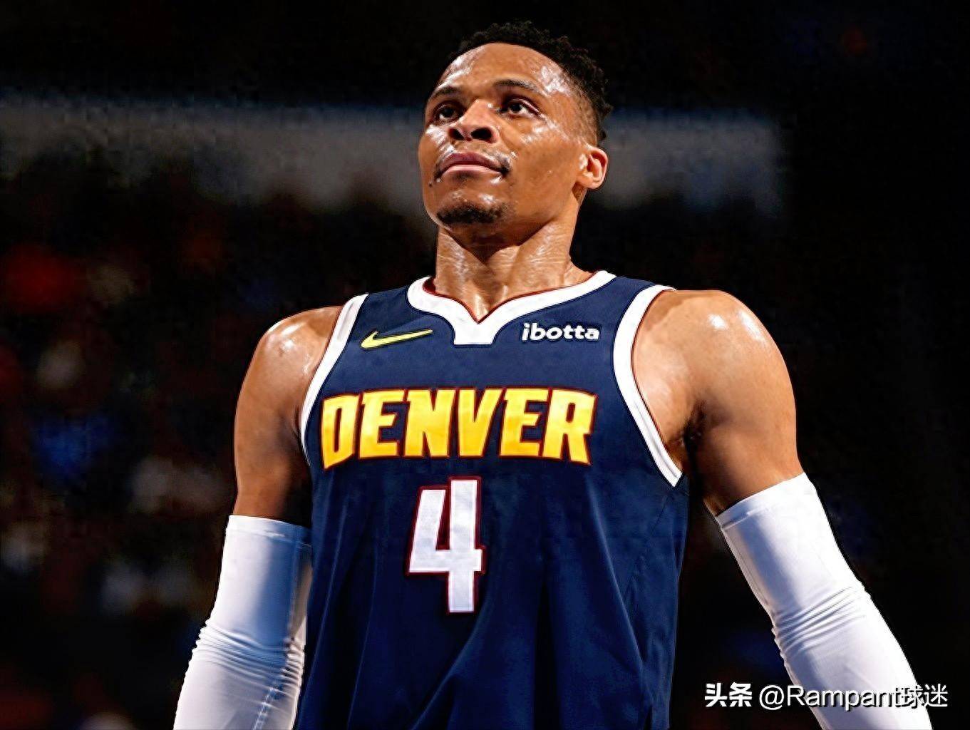 状态有点低迷！詹姆斯首节贡献4分却有5次失误（詹姆斯低迷开局：首节仅取4分却出现5次失误）