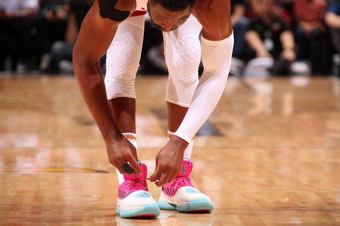 霍姆格伦半场表现惊艳，高效得分助力球队（霍姆格伦半场大爆发，高效砍分助推球队）