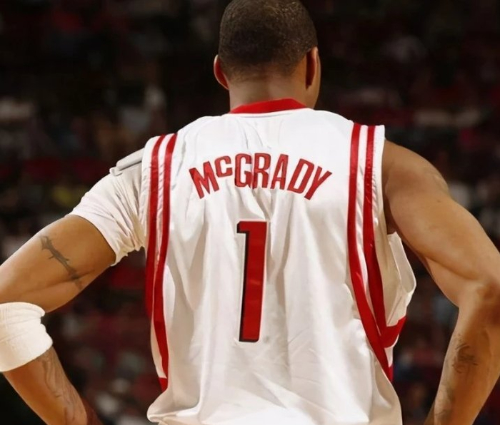 足球中超球队进入封闭训练，外界高度关注（中超球队启动封闭备战，引发广泛关注）