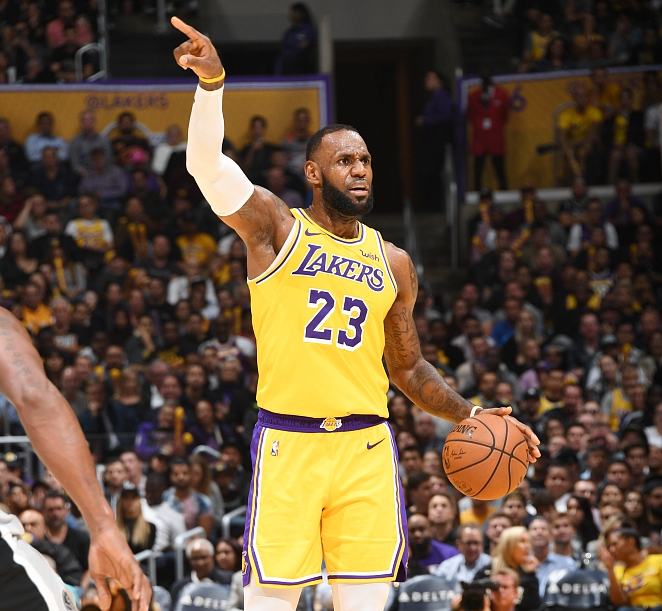 康宁汉姆在活塞12连胜期间，场均贡献30+10+5（活塞豪取12连胜，康宁汉姆场均30分10助攻5篮板）