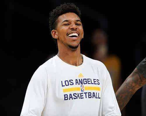 马菲奥向镜头做5比2手势 嘲讽皇马5比2不敌巴萨（马菲奥对镜比出5-2手势，讥讽皇马5-2不敌巴萨）