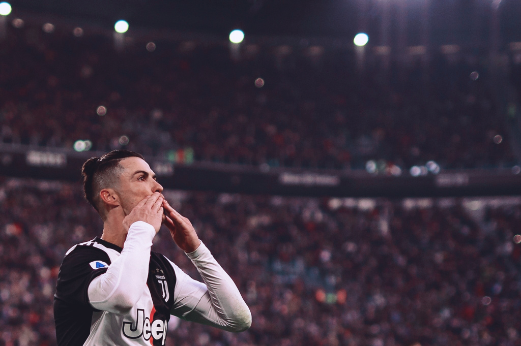 美媒：由于库里缺阵，76人主场最低门票降至8美元（美媒：因库里缺席，76人主场最低票价仅8美元）